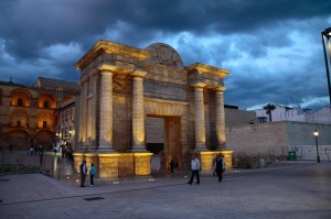 El Arco del Triunfo se erigió en honor de Felipe II en vida del poeta para conmemorar su victoria en Granada