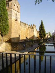 Muralla antigua, junto a la puerta de Almodóvar y la casa del poeta.