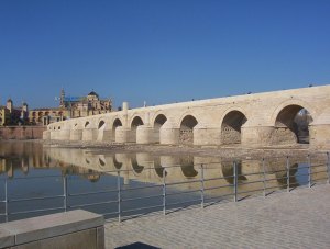 ¿Cuántas veces cruzaría Góngora nuestro antiguo puente con su imagen de San Rafael?