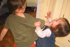 NIÑOS PELEANDO
