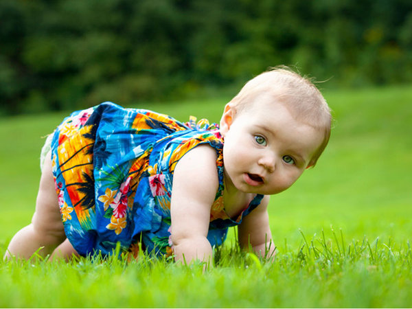 bebe-jugar-naturaleza_reference